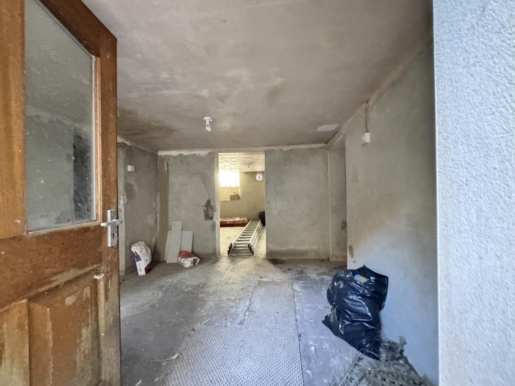 Lot: 76 - FREEHOLD MIXED USE INVESTMENT - Basement